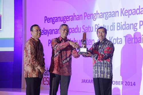 Image : Penganugerahan kepada Penyelenggara Pelayanan Terpadu Satu Pintu di Bidang Penanaman Modal, Provinsi, Kabupaten dan Kota Terbaik Tahun 2014 di Jakarta